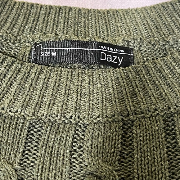 Beautiful green sweater size medium. - Picture 4 of 6